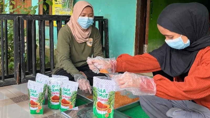 Mahasiswa KKN-T Unram bersama pengrajin Giri Madia menimbang dan mengemas gula semut hasil produksi lokal sebagai bagian dari pelatihan peningkatan mutu dan pemasaran produk aren. Foto: Tim KKN Tematik Desa Giri Madia
