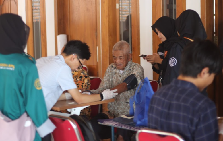 Medical check up berkolaborasi dengan CIMS FK UNS dan bakti social. Foto: Media HMS Project 2025