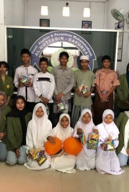 Aksi Mahasiswa UPN Jatim Nyalakan Semangat Toleransi di Panti Asuhan