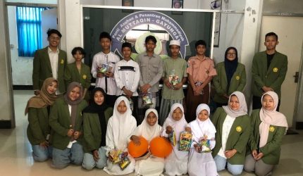 Momen keakraban mahasiswa bersama anak-anak di panti asuhan. (Sumber: Dok. Pribadi mahasiswa)