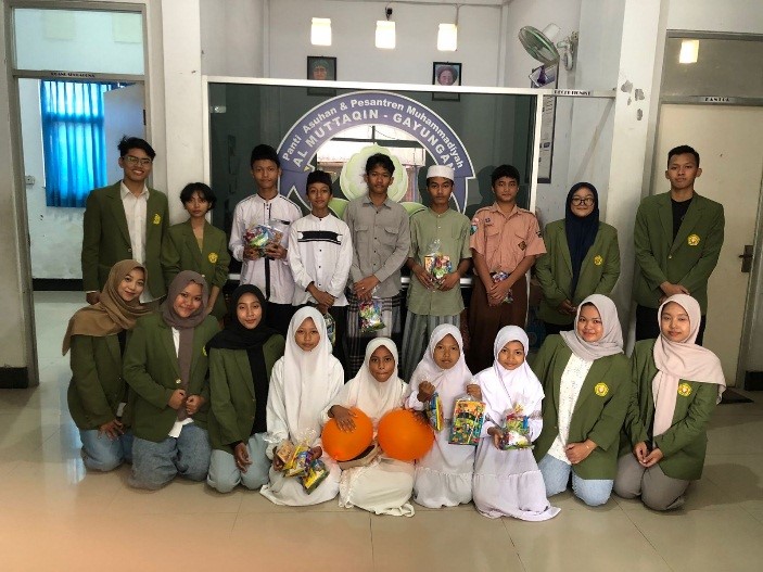 Momen keakraban mahasiswa bersama anak-anak di panti asuhan. (Sumber: Dok. Pribadi mahasiswa)