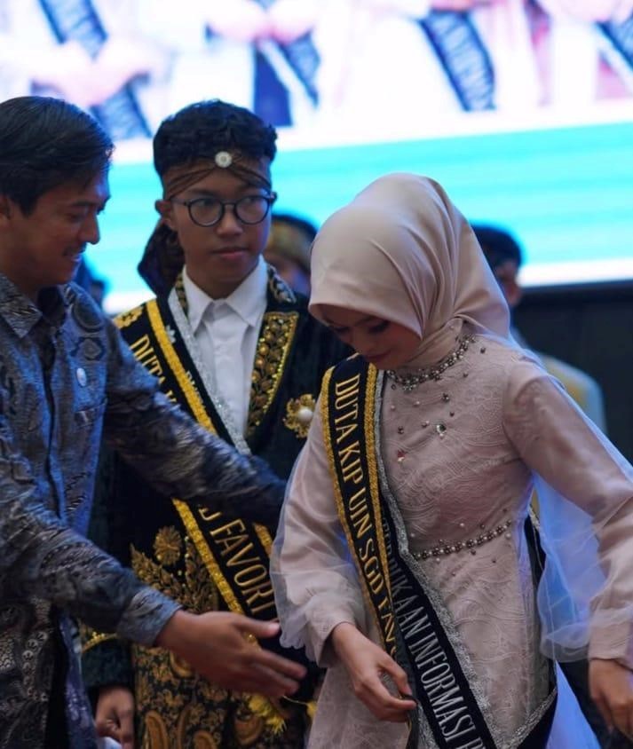 Momen selendang duta menyentuh pundaknya. Foto: IG raisyarabiah_