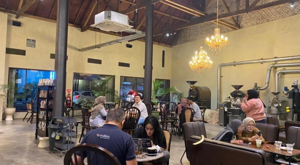 Para pengunjung tampak menikmati waktu sambil berbincang di area pabrik kecil yang terasa seperti rumah. Foto: Pribadi/Aprilia Setiani