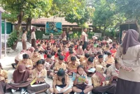 Pelaksanaan Lomba Membaca Terlama yang berlangsung di halaman sekolah. Foto: Tim GAMINAYU UNS