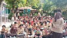 Pelaksanaan Lomba Membaca Terlama yang berlangsung di halaman sekolah. Foto: Tim GAMINAYU UNS