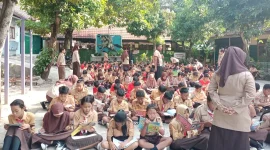 Pelaksanaan Lomba Membaca Terlama yang berlangsung di halaman sekolah. Foto: Tim GAMINAYU UNS