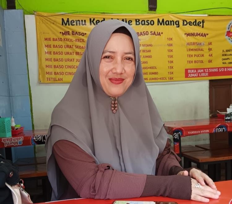 Potret Iin Herlina: Istri dan pemilik Kedai Bakso Mang Dedef. Foto: Pribadi/Aulia Syifa Salsabila