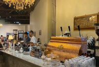 Seorang barista tampak meracik kopi di kafe bergaya klasik-modern yang tengah ramai pengunjung, Senin (8/12/2025).  Foto: Pribadi/Aprilia Setiani