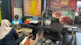 Seorang penjual surabi di Cibiru, Bandung tampak sedang menyiapkan pesanan pelanggan, Rabu (3/12/2025). Foto: Dokumen Pribadi/Sinthia Rahmawati