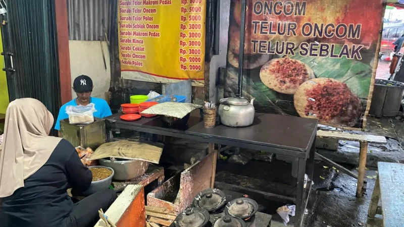 Seorang penjual surabi di Cibiru, Bandung tampak sedang menyiapkan pesanan pelanggan, Rabu (3/12/2025). Foto: Dokumen Pribadi/Sinthia Rahmawati