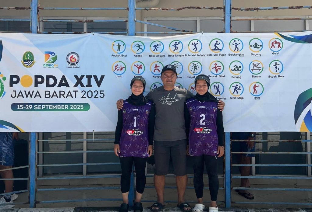 Silva dan Silvi bersama sosok yang berperan besar dalam perjalanan mereka: pelatih sekaligus ayah. Dukungan keluarga menjadi fondasi kuat yang membuat keduanya terus berani bermimpi lebih tinggi. Foto: Dokumentasi Pribadi