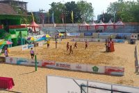 Suasana pertandingan voli pasir di Sidoarjo Jawa Timur, salah satu ajang kompetisi yang pernah diikuti. Di lapangan seperti inilah Silva dan Silvi mengasah mental, strategi, dan ketahanan fisik. Foto: Dokumentasi Pribadi
