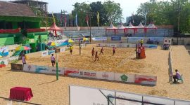 Suasana pertandingan voli pasir di Sidoarjo Jawa Timur, salah satu ajang kompetisi yang pernah diikuti. Di lapangan seperti inilah Silva dan Silvi mengasah mental, strategi, dan ketahanan fisik. Foto: Dokumentasi Pribadi
