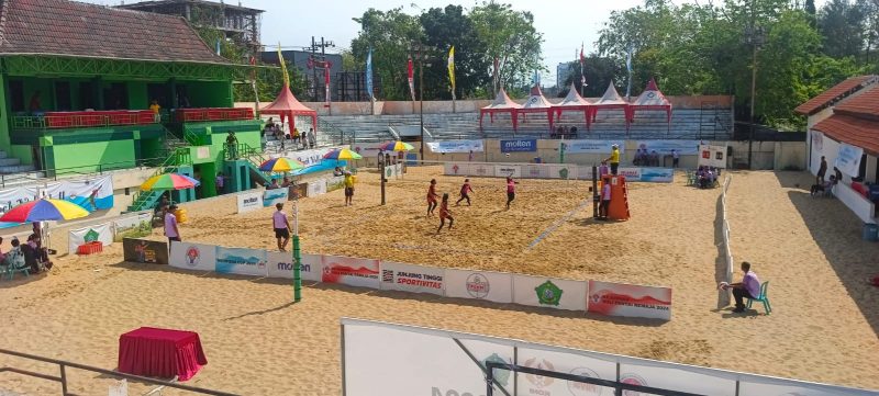 Suasana pertandingan voli pasir di Sidoarjo Jawa Timur, salah satu ajang kompetisi yang pernah diikuti. Di lapangan seperti inilah Silva dan Silvi mengasah mental, strategi, dan ketahanan fisik. Foto: Dokumentasi Pribadi
