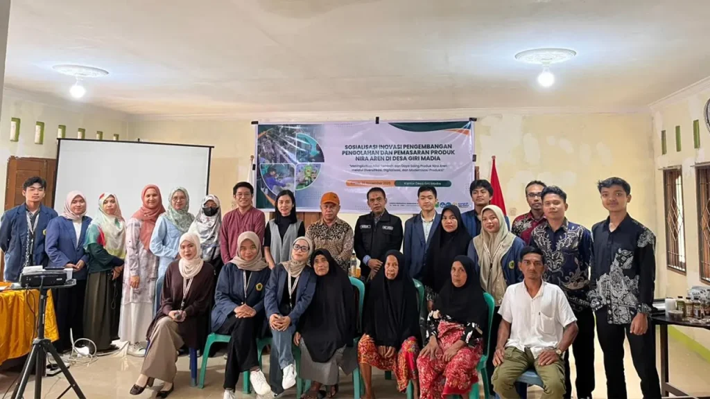 Tim KKN-T Universitas Mataram bersama para pengrajin gula aren dan warga Desa Giri Madia berfoto bersama seusai kegiatan sosialisasi inovasi pengolahan dan pemasaran gula semut di Aula Kantor Desa Giri Madia, Lombok Barat. Foto: Tim KKN Tematik Desa Giri Madia