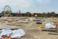 Kondisi Lapangan Gajah Mada, Lamongan, Minggu (20/12/2025), dipenuhi rangka besi dan terpal stan pasar malam yang roboh usai diterjang hujan deras disertai angin kencang. Foto: Pribadi