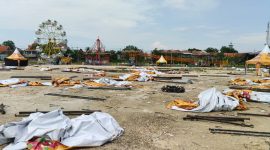 Kondisi Lapangan Gajah Mada, Lamongan, Minggu (20/12/2025), dipenuhi rangka besi dan terpal stan pasar malam yang roboh usai diterjang hujan deras disertai angin kencang. Foto: Pribadi