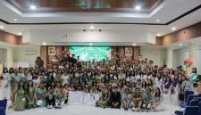 Mahasiswa Kristen Universitas Trunojoyo Madura yang tergabung dalam UKM Unit Kerohanian Kristen (UK3) berfoto bersama usai Perayaan Natal 2025 bertema “Gift That Changes Everything” di Gedung Fakultas Kedokteran UTM, Bangkalan, Jumat (13/12/2025). Foto: pribadi