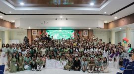 Mahasiswa Kristen Universitas Trunojoyo Madura yang tergabung dalam UKM Unit Kerohanian Kristen (UK3) berfoto bersama usai Perayaan Natal 2025 bertema “Gift That Changes Everything” di Gedung Fakultas Kedokteran UTM, Bangkalan, Jumat (13/12/2025). Foto: pribadi