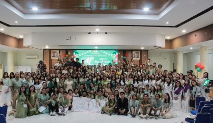 Mahasiswa Kristen Universitas Trunojoyo Madura yang tergabung dalam UKM Unit Kerohanian Kristen (UK3) berfoto bersama usai Perayaan Natal 2025 bertema “Gift That Changes Everything” di Gedung Fakultas Kedokteran UTM, Bangkalan, Jumat (13/12/2025). Foto: pribadi