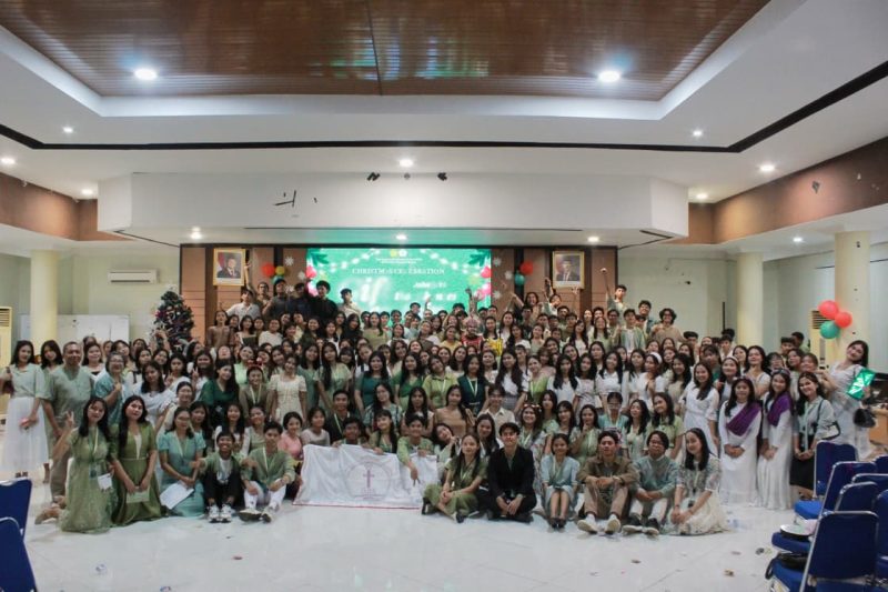 Mahasiswa Kristen Universitas Trunojoyo Madura yang tergabung dalam UKM Unit Kerohanian Kristen (UK3) berfoto bersama usai Perayaan Natal 2025 bertema “Gift That Changes Everything” di Gedung Fakultas Kedokteran UTM, Bangkalan, Jumat (13/12/2025). Foto: pribadi