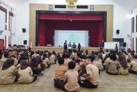 Mahasiswa Universitas Sebelas Maret (UNS) melaksanakan kegiatan pengajaran dan pendampingan lintas bidang di Sekolah Indonesia Singapura (SIS) sebagai bagian dari program KKN Rekognisi, guna mendukung proses pembelajaran dan keaktifan siswa. Foto: Pribadi