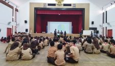 Mahasiswa Universitas Sebelas Maret (UNS) melaksanakan kegiatan pengajaran dan pendampingan lintas bidang di Sekolah Indonesia Singapura (SIS) sebagai bagian dari program KKN Rekognisi, guna mendukung proses pembelajaran dan keaktifan siswa. Foto: Pribadi