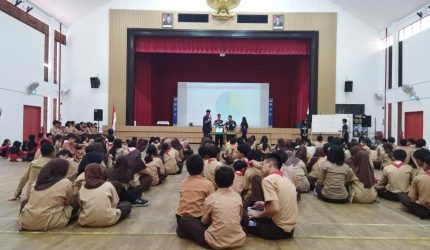 Mahasiswa Universitas Sebelas Maret (UNS) melaksanakan kegiatan pengajaran dan pendampingan lintas bidang di Sekolah Indonesia Singapura (SIS) sebagai bagian dari program KKN Rekognisi, guna mendukung proses pembelajaran dan keaktifan siswa. Foto: Pribadi