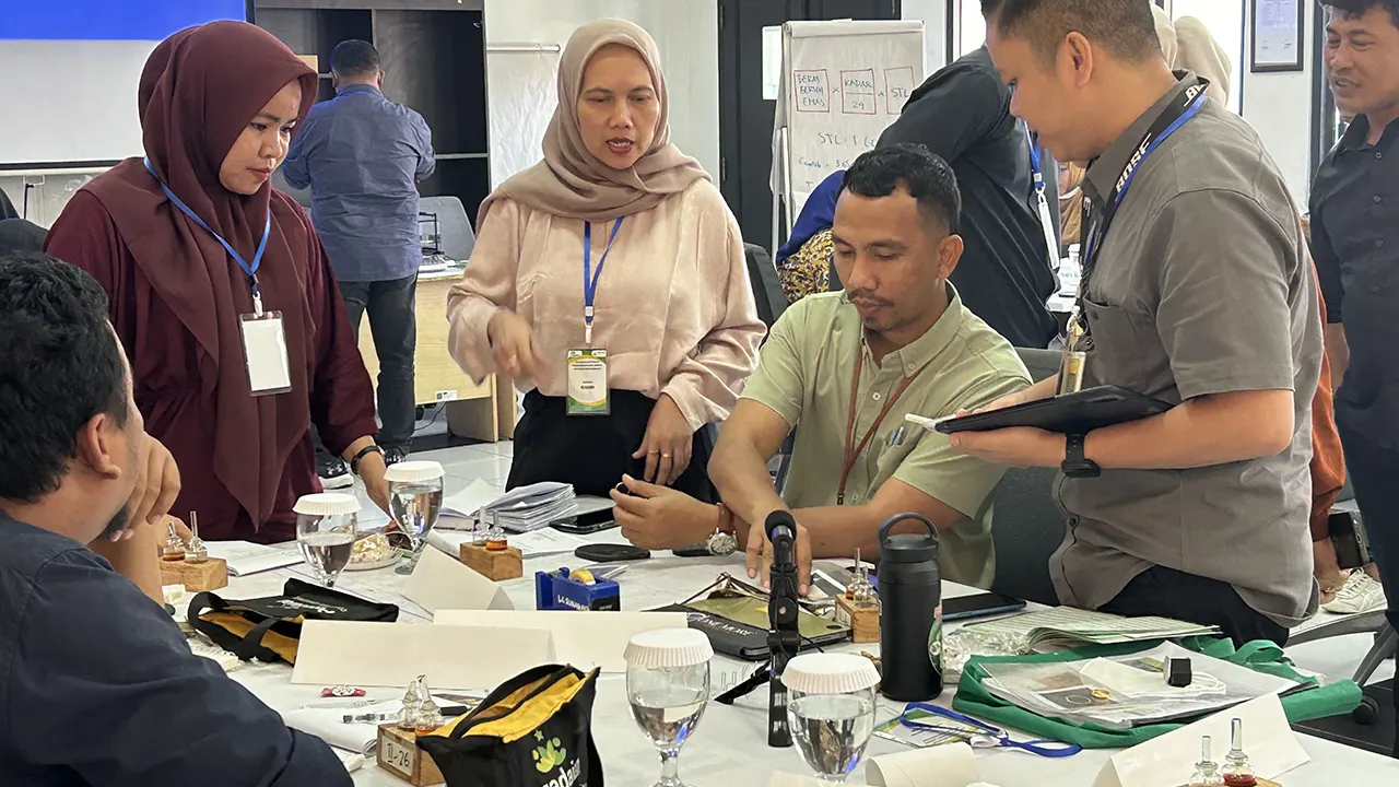 Peserta mengikuti sesi diskusi dan praktik dalam sebuah workshop, saling bertukar gagasan sambil mengamati demonstrasi alat di atas meja. Foto: pribadi