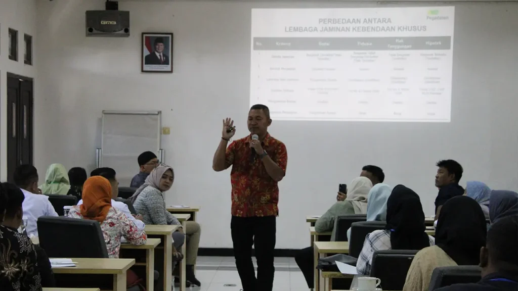 Seorang instruktur menyampaikan materi hukum dan perbedaan lembaga jaminan kebendaan khusus dalam sesi pelatihan penaksir yang diselenggarakan PT Pegadaian bersama Perkumpulan Perusahaan Gadai Indonesia (PPGI), sebagai bagian dari program standardisasi kompetensi penaksir industri pergadaian nasional. Foto: pribadi