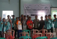 Tim mahasiswa Universitas Sebelas Maret (UNS) berfoto bersama warga Desa Ngargorejo, Kecamatan Ngemplak, Kabupaten Boyolali, usai kegiatan Sosialisasi Pembelajaran Berdampak bertema pemanfaatan eceng gondok Waduk Cengklik sebagai pupuk organik cair (POC) untuk mendukung pertanian berkelanjutan, Kamis (11/12/2025). Foto: pribadi