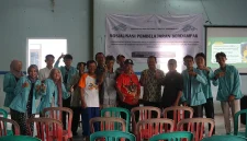 Tim mahasiswa Universitas Sebelas Maret (UNS) berfoto bersama warga Desa Ngargorejo, Kecamatan Ngemplak, Kabupaten Boyolali, usai kegiatan Sosialisasi Pembelajaran Berdampak bertema pemanfaatan eceng gondok Waduk Cengklik sebagai pupuk organik cair (POC) untuk mendukung pertanian berkelanjutan, Kamis (11/12/2025). Foto: pribadi