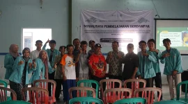 Tim mahasiswa Universitas Sebelas Maret (UNS) berfoto bersama warga Desa Ngargorejo, Kecamatan Ngemplak, Kabupaten Boyolali, usai kegiatan Sosialisasi Pembelajaran Berdampak bertema pemanfaatan eceng gondok Waduk Cengklik sebagai pupuk organik cair (POC) untuk mendukung pertanian berkelanjutan, Kamis (11/12/2025). Foto: pribadi