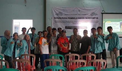 Tim mahasiswa Universitas Sebelas Maret (UNS) berfoto bersama warga Desa Ngargorejo, Kecamatan Ngemplak, Kabupaten Boyolali, usai kegiatan Sosialisasi Pembelajaran Berdampak bertema pemanfaatan eceng gondok Waduk Cengklik sebagai pupuk organik cair (POC) untuk mendukung pertanian berkelanjutan, Kamis (11/12/2025). Foto: pribadi