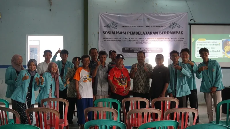 Tim mahasiswa Universitas Sebelas Maret (UNS) berfoto bersama warga Desa Ngargorejo, Kecamatan Ngemplak, Kabupaten Boyolali, usai kegiatan Sosialisasi Pembelajaran Berdampak bertema pemanfaatan eceng gondok Waduk Cengklik sebagai pupuk organik cair (POC) untuk mendukung pertanian berkelanjutan, Kamis (11/12/2025). Foto: pribadi