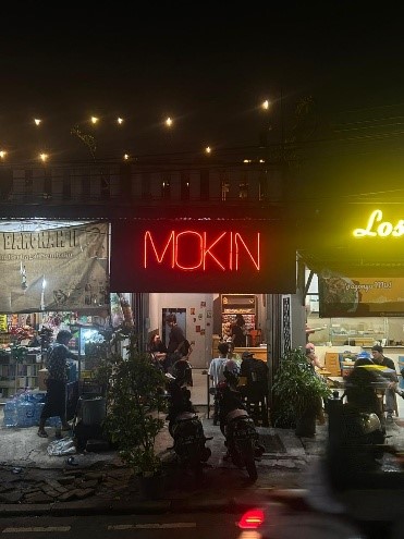 Suasana Warkop Mokin di Jalan Raya Kebayoran Lama, Jakarta Selatan, tampak ramai dikunjungi pelanggan pada malam hari. Foto: Pribadi