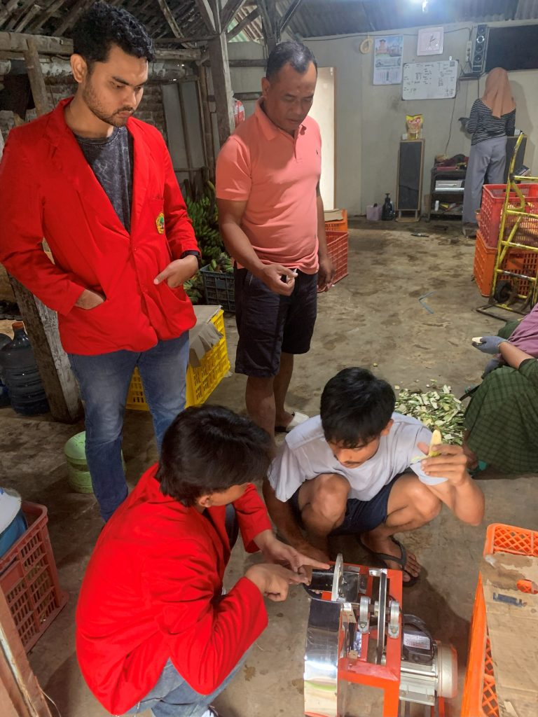 Evaluasi Mesin Slicer Pisang. Foto: Tim Dokumentasi Sub Kelompok 1 (R11)