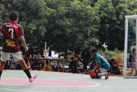 Ilustrasi seorang pemain futsal berusaha mengamankan bola di depan gawang saat laga berlangsung. Aktivitas dengan intensitas tinggi seperti ini menuntut kesiapan fisik, stabilitas tubuh, dan pemulihan yang tepat agar atlet terhindar dari cedera dan tetap tampil optimal di lapangan. Foto: Pibadi