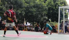 Ilustrasi seorang pemain futsal berusaha mengamankan bola di depan gawang saat laga berlangsung. Aktivitas dengan intensitas tinggi seperti ini menuntut kesiapan fisik, stabilitas tubuh, dan pemulihan yang tepat agar atlet terhindar dari cedera dan tetap tampil optimal di lapangan. Foto: Pibadi