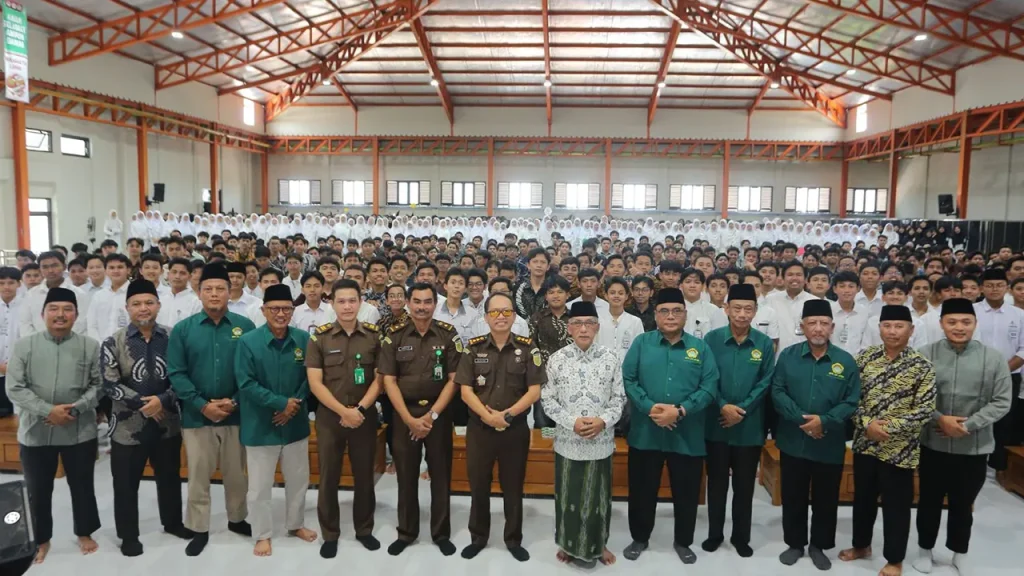 Jajaran Kejaksaan Tinggi Jawa Timur bersama pengurus DPW LDII Jawa Timur, pengasuh Pondok Pesantren Al Ubaidah, dan lebih dari 1.000 santri berfoto bersama usai kegiatan pembekalan kebangsaan dan moderasi beragama di Ponpes Al Ubaidah, Kertosono, Nganjuk, Kamis (29/1/2026). Foto: Istimewa