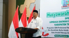 Kepala Kesatuan Bangsa dan Politik (Kesbangpol) Kabupaten Trenggalek, Sunyoto, memberikan sambutan sekaligus membuka Musyawarah Daerah (Musda) VI DPD LDII Kabupaten Trenggalek di Gedung Bhawarasa, Rabu (28/1/2026). Foto: Pribadi