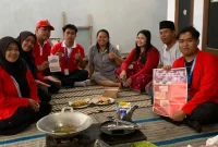 Mahasiswa KKN UNTAG Surabaya bersama perangkat dusun dan anggota PKK Dusun Keduk Banteng, Desa Bendunganjati, Kecamatan Pacet, Kabupaten Mojokerto, mempraktikkan pengolahan ubi menjadi aneka camilan bernilai tambah sebagai upaya mendorong kemandirian UMKM dan mengurangi ketergantungan petani pada pengepul. Foto: Pribadi