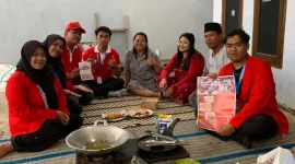 Mahasiswa KKN UNTAG Surabaya bersama perangkat dusun dan anggota PKK Dusun Keduk Banteng, Desa Bendunganjati, Kecamatan Pacet, Kabupaten Mojokerto, mempraktikkan pengolahan ubi menjadi aneka camilan bernilai tambah sebagai upaya mendorong kemandirian UMKM dan mengurangi ketergantungan petani pada pengepul. Foto: Pribadi