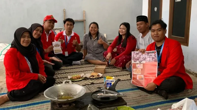Mahasiswa KKN UNTAG Surabaya bersama perangkat dusun dan anggota PKK Dusun Keduk Banteng, Desa Bendunganjati, Kecamatan Pacet, Kabupaten Mojokerto, mempraktikkan pengolahan ubi menjadi aneka camilan bernilai tambah sebagai upaya mendorong kemandirian UMKM dan mengurangi ketergantungan petani pada pengepul. Foto: Pribadi