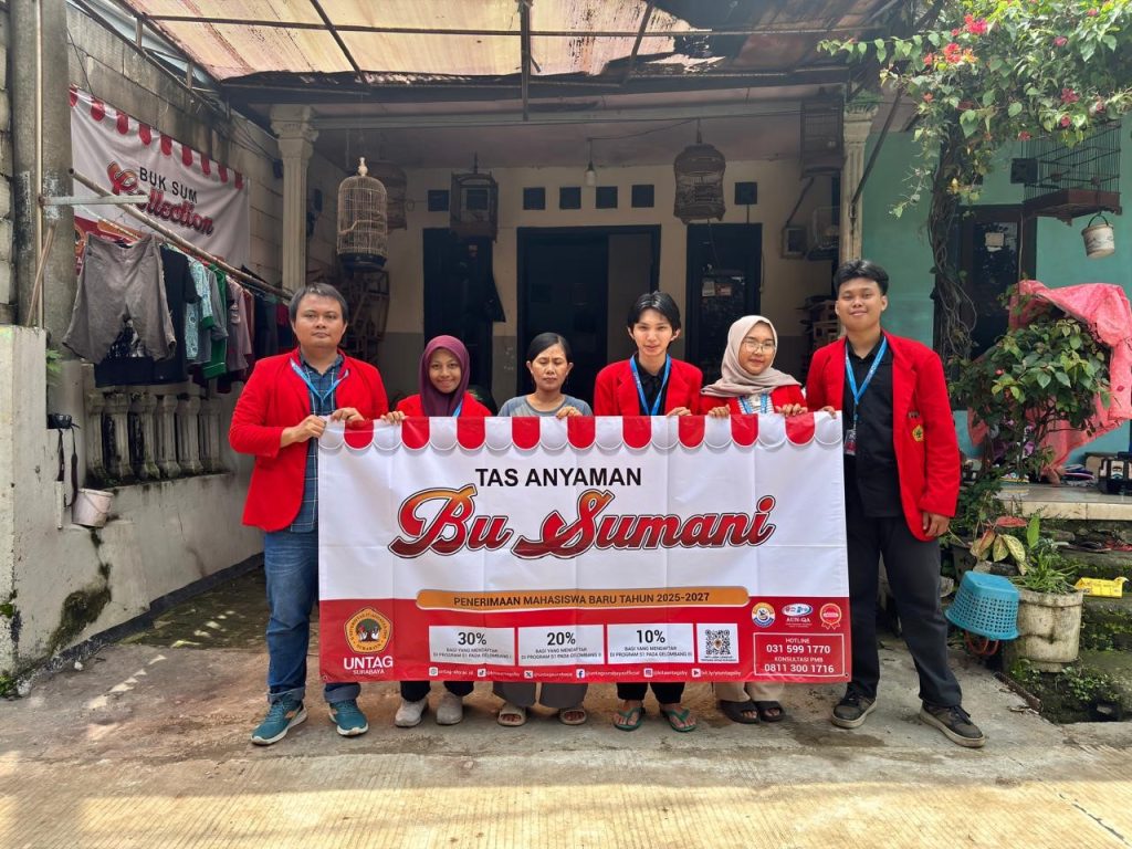 Mahasiswa KKN Universitas 17 Agustus 1945 Surabaya berfoto Bersama mitra. Foto: Pribadi
