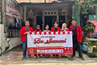 Mahasiswa KKN Universitas 17 Agustus 1945 Surabaya berfoto bersama mitra. Foto: Pribadi