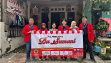 Mahasiswa KKN Universitas 17 Agustus 1945 Surabaya berfoto bersama mitra. Foto: Pribadi