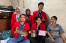 Mahasiswa KKN Universitas 17 Agustus 1945 Surabaya menunjukkan hasil produk inovatif berupa tas Sling Bag, Dompet Anyaman, dan Tas HP Anyaman hasil pendampingan UMKM Bu Sum Collection. Foto: Pribadi
