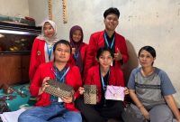 Mahasiswa KKN Universitas 17 Agustus 1945 Surabaya menunjukkan hasil produk inovatif berupa tas Sling Bag, Dompet Anyaman, dan Tas HP Anyaman hasil pendampingan UMKM Bu Sum Collection. Foto: Pribadi