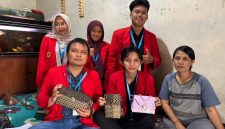 Mahasiswa KKN Universitas 17 Agustus 1945 Surabaya menunjukkan hasil produk inovatif berupa tas Sling Bag, Dompet Anyaman, dan Tas HP Anyaman hasil pendampingan UMKM Bu Sum Collection. Foto: Pribadi